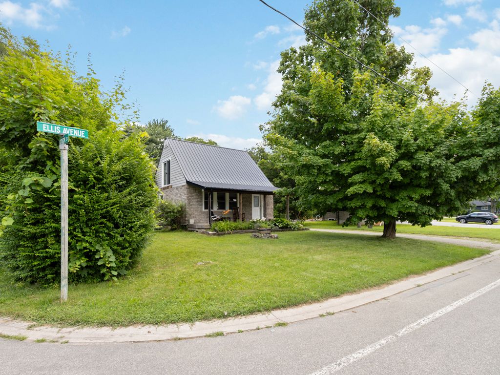 Photo 10 of 27 Herbert St, Brantford ON