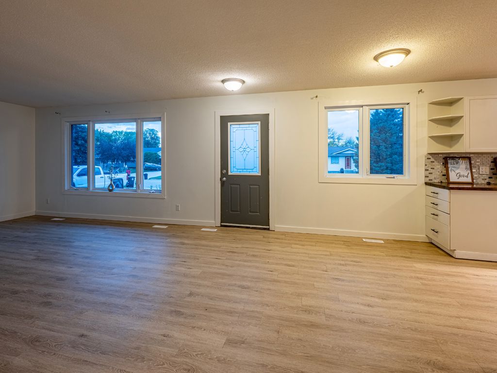 Photo 11 of 70 Coral Crescent, Steinbach MB