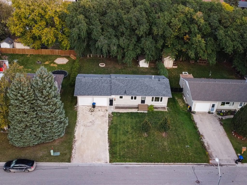 Photo 15 of 70 Coral Crescent, Steinbach MB