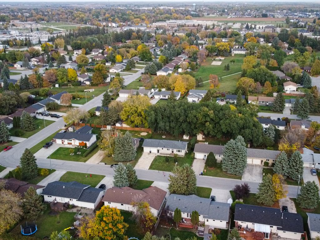 Photo 17 of 70 Coral Crescent, Steinbach MB
