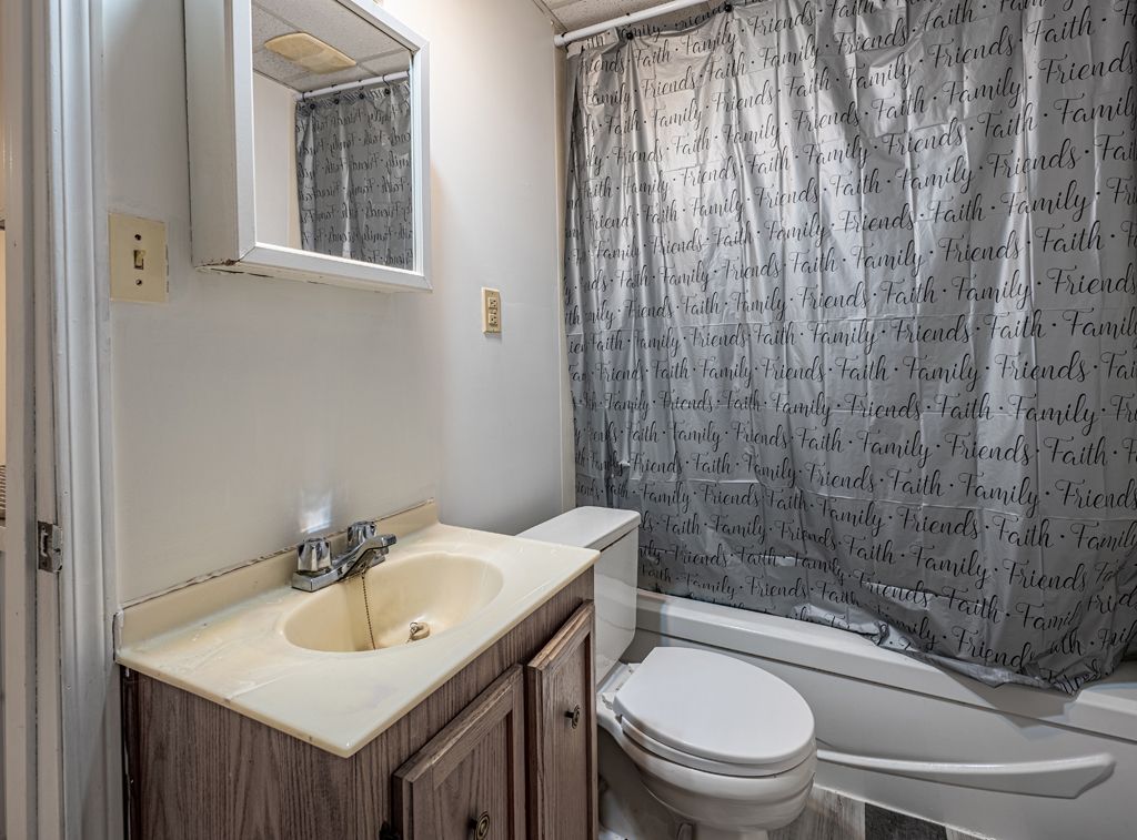 Photo 28 of 70 Coral Crescent, Steinbach MB