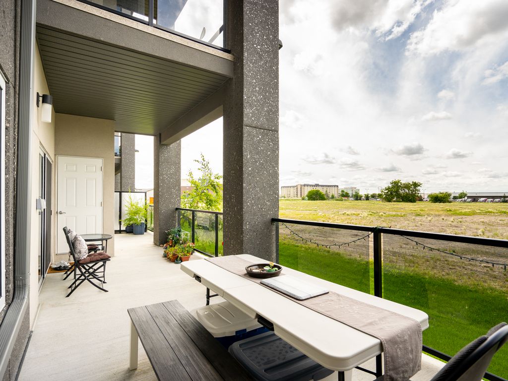 Photo 8 of 1044 Wilkes Ave, Winnipeg MB