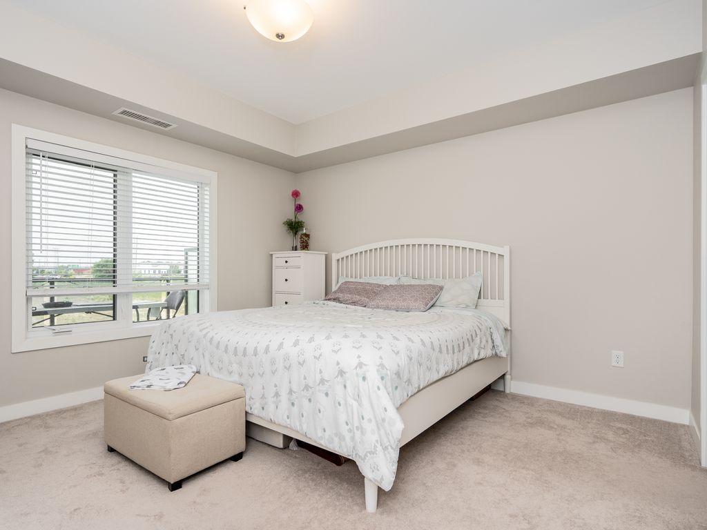 Photo 12 of 1044 Wilkes Ave, Winnipeg MB