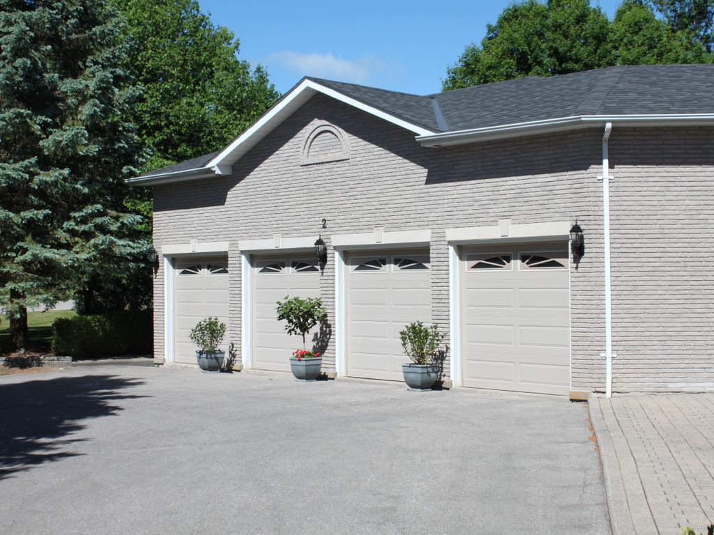Photo 2 of 2 McRoberts Pl, Aurora ON