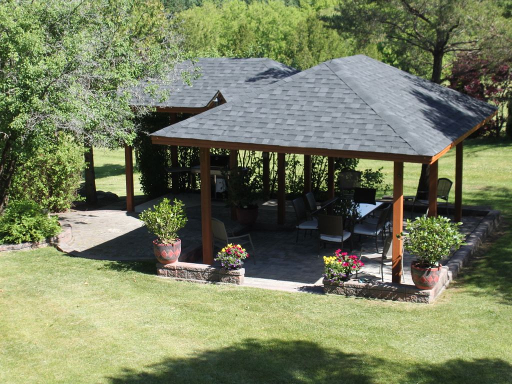 Photo 3 of 2 McRoberts Pl, Aurora ON