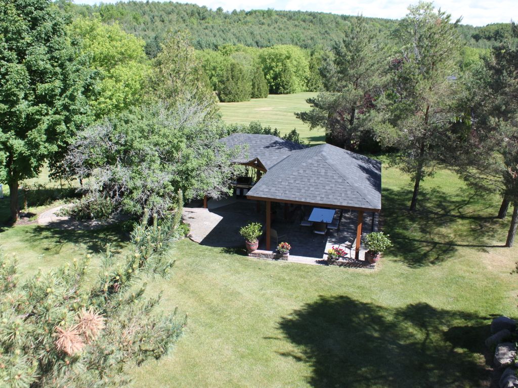 Photo 4 of 2 McRoberts Pl, Aurora ON