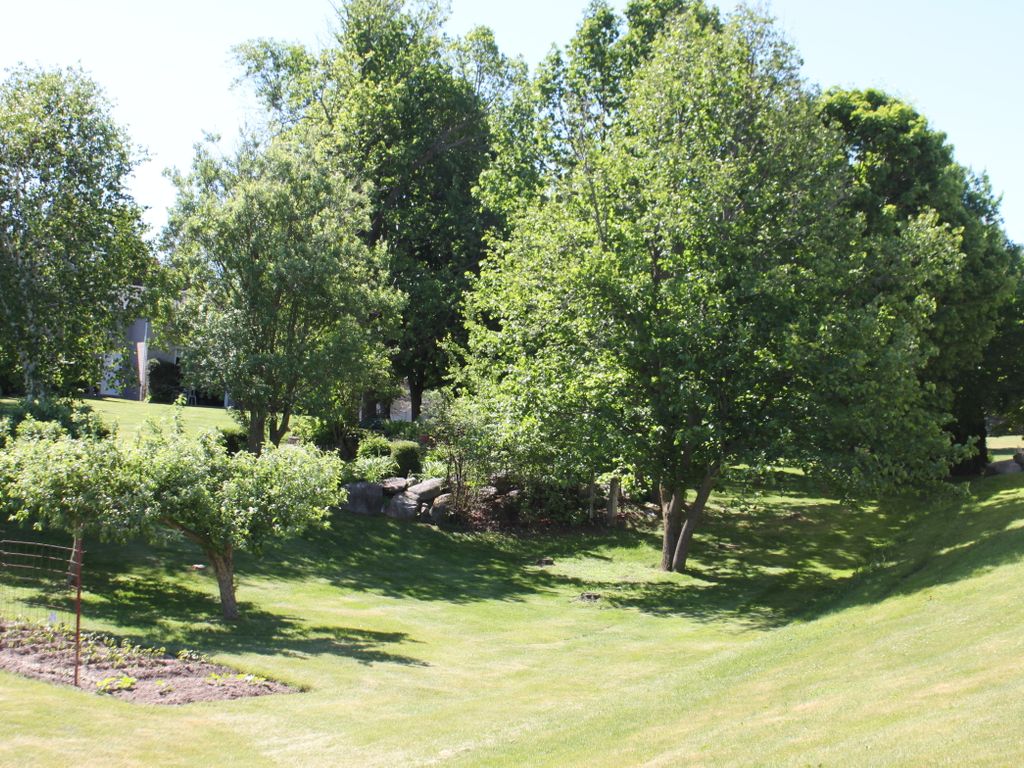 Photo 5 of 2 McRoberts Pl, Aurora ON