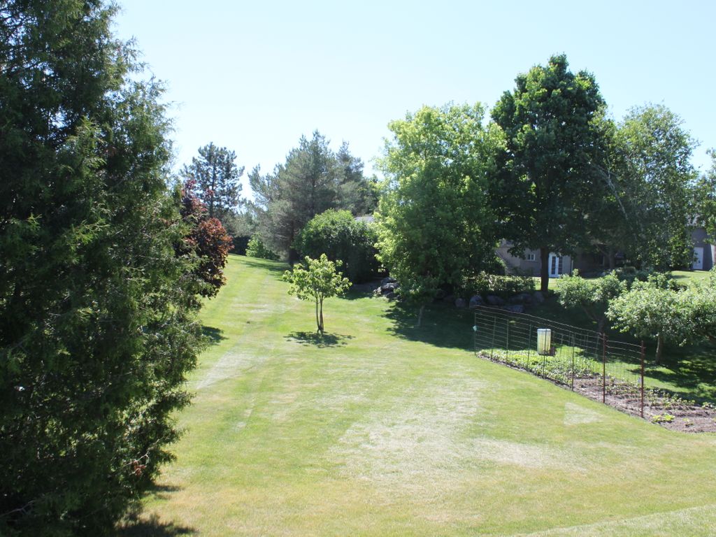 Photo 6 of 2 McRoberts Pl, Aurora ON