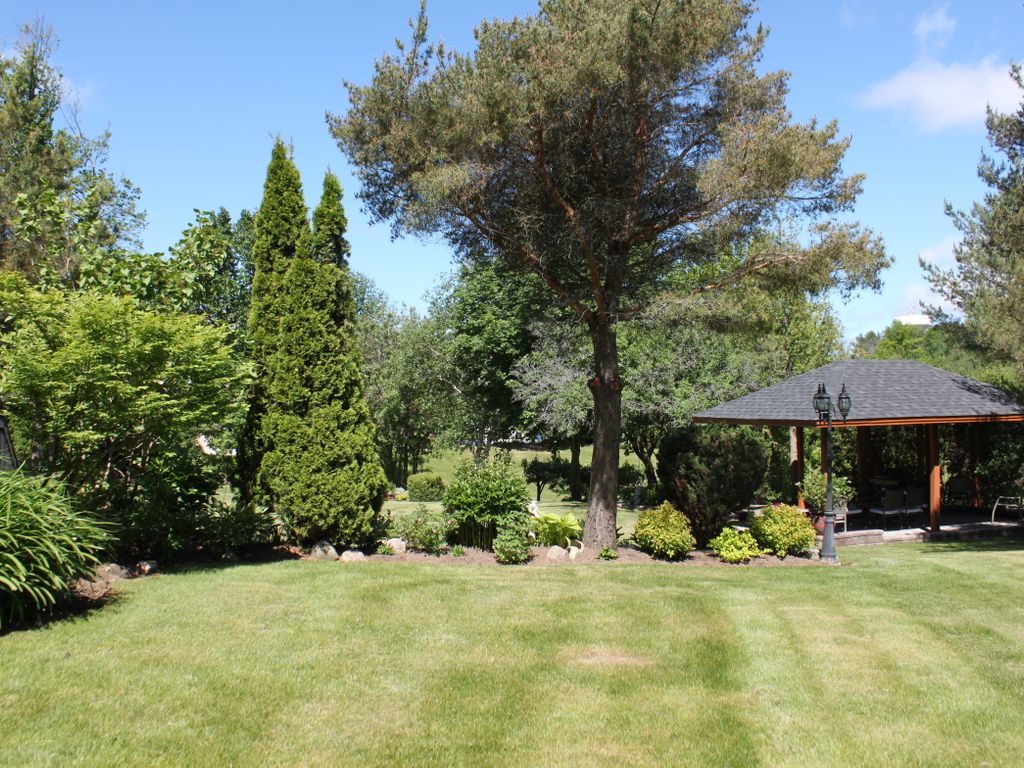 Photo 9 of 2 McRoberts Pl, Aurora ON
