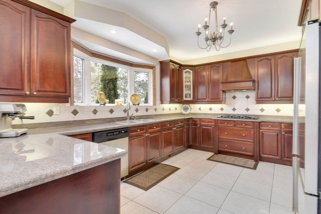 Photo 11 of 2 McRoberts Pl, Aurora ON