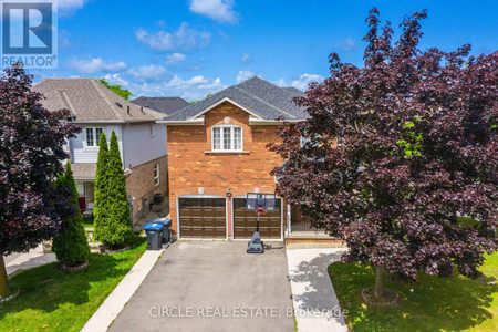 Living room - 10 Gold Park Pl, Brampton, ON L7A2E3 Photo 1