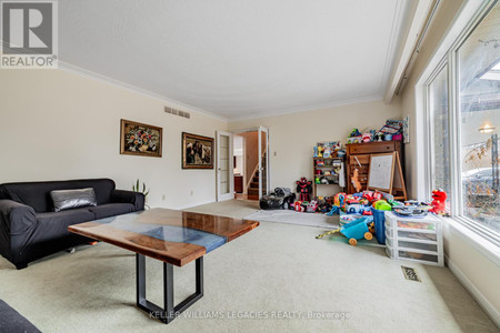 Family room - 10 Hawthorne Lane, Aurora, ON L4G3K7 Photo 1