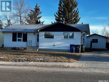 Enclosed porch - 1002 1st Street W, Kindersley, SK S0L1S0 Photo 1