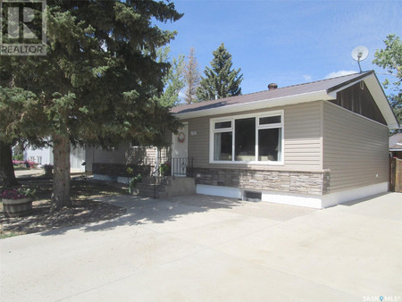 Enclosed porch - 105 Assiniboia Avenue, Assiniboia, SK S0H0B0 Photo 1