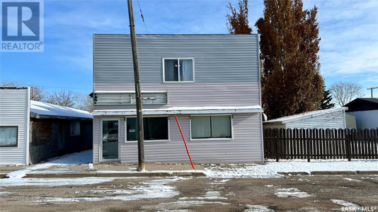 105 Main Street, Dinsmore, SK S0L0T0 Photo 1