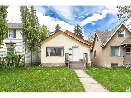 Living room - 10922 84 Av Nw, Edmonton, AB T6G0V4 Photo 1