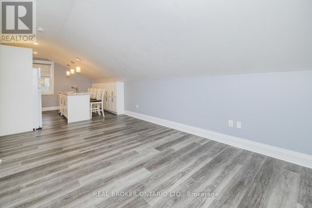 118 Brock Street E