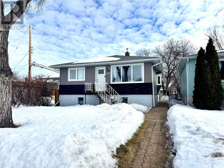 Living room - 1327 Royal Street, Regina, SK S4T5A2 Photo 1