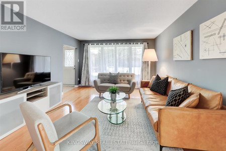 Living room - 15 Deanewood Cres, Toronto, ON M9B3A9 Photo 1