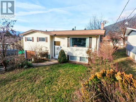 Living room - 1818 Ash Street, Creston, BC V0B1G5 Photo 1