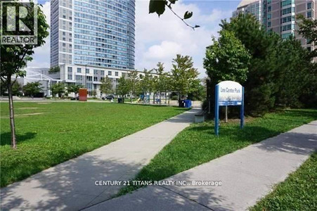 2015 36 Lee Centre Drive E