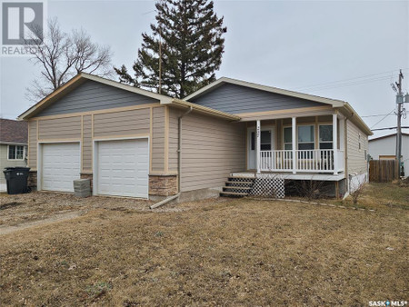 Enclosed porch - 207 W 1st Street, Carlyle, SK S0C0R0 Photo 1