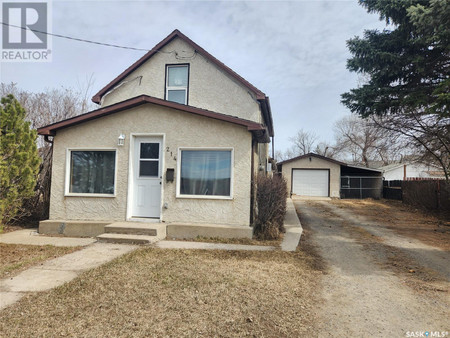 Enclosed porch - 214 Government Road S, Weyburn, SK S4H2A5 Photo 1