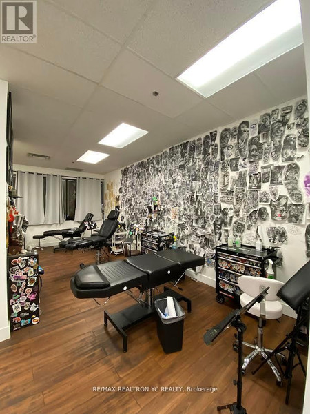 215 398 Steeles Avenue W