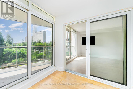 220 550 Queens Quay W