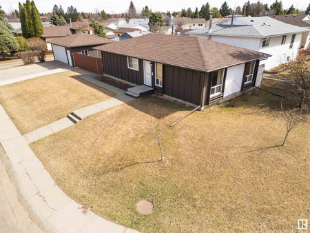 Living room - 2667 89 St Nw, Edmonton, AB T6K2Y9 Photo 1