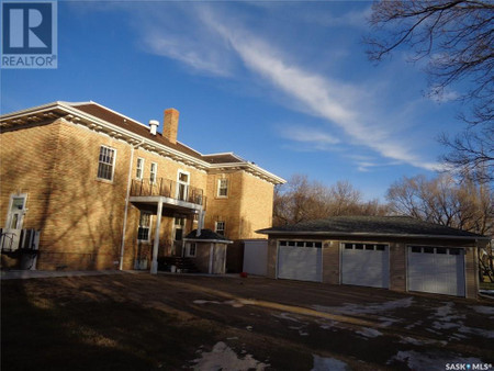 3 700 Centre Street