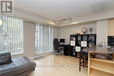 Living room - 305 76 Shuter St, Toronto, ON M5B1B4 Photo 1