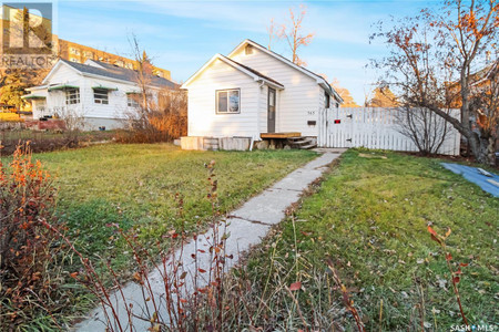 Living room - 365 3rd Avenue Ne, Swift Current, SK S9H2G8 Photo 1