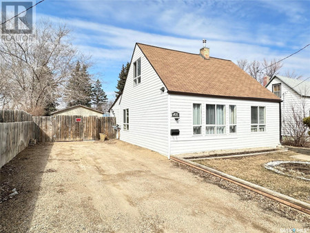 Enclosed porch - 405 3rd Street S, Weyburn, SK S4H2C7 Photo 1