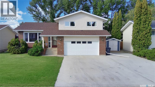 483 Steele Crescent