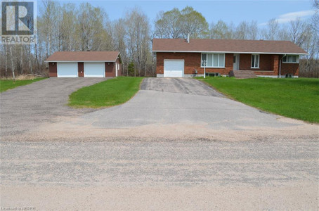 Family room - 492 Mccarthy Street, Trout Creek, ON P0H2L0 Photo 1