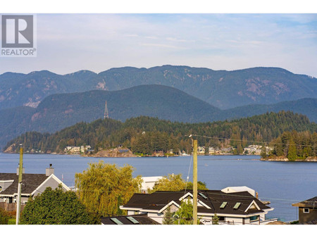 552 Beachview Drive, North Vancouver, BC V7G1P9 Photo 1