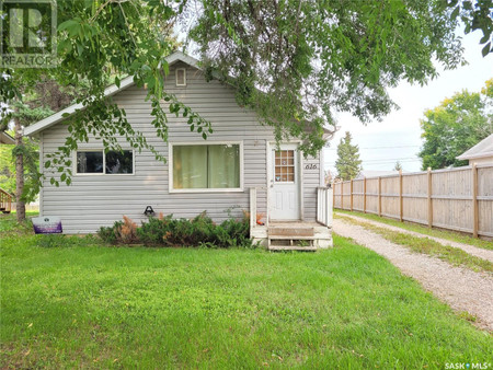 Enclosed porch - 616 1st Street E, Meadow Lake, SK S9X1G1 Photo 1