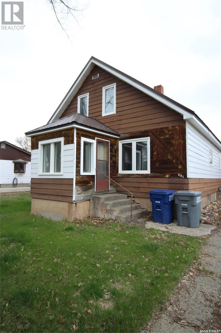 Enclosed porch - 631 Front Street, Eastend, SK S0N0T0 Photo 1