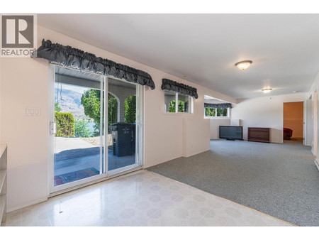 6752 Lakeside Drive