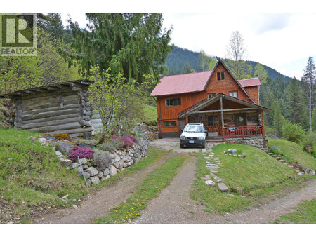 Living room - 7150 7154 Graham Road, Appledale, BC V0G2J0 Photo 1