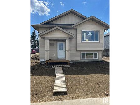 Living room - 7413 44 Av, Camrose, AB T4V5C9 Photo 1