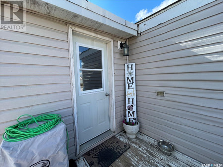 Enclosed porch - 75 Jackson Drive, Kindersley, SK S0L1S1 Photo 1