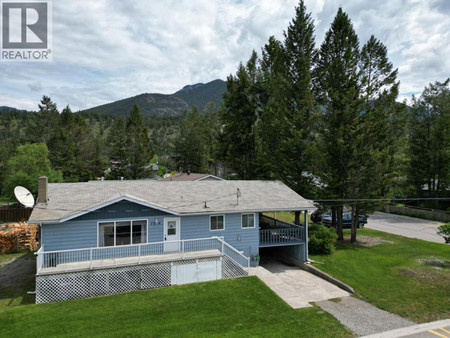 Kitchen - 7558 Columbia Avenue, Radium Hot Springs, BC V0A1M0 Photo 1