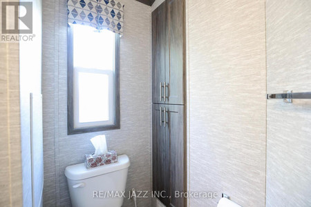 819 225 Platten Boulevard