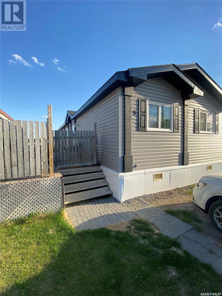 9 Golfview Crescent, Kindersley, SK S0L1S1 Photo 1